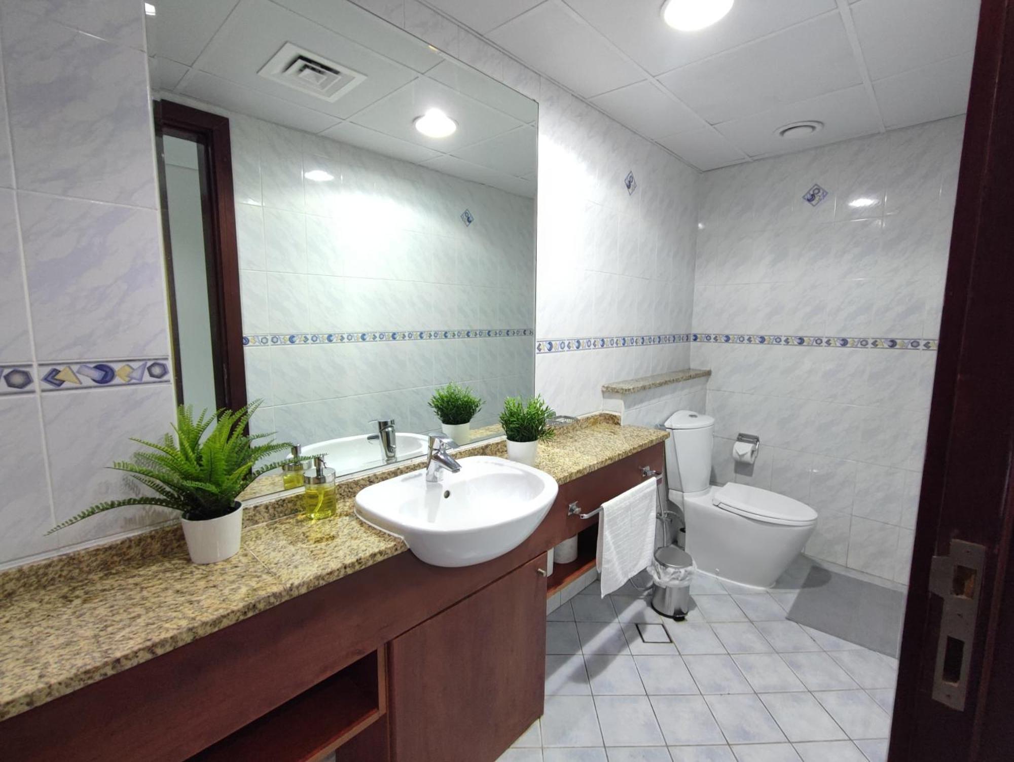One Bedroom Apartment With Pool & Gym Near Marina ドバイ エクステリア 写真