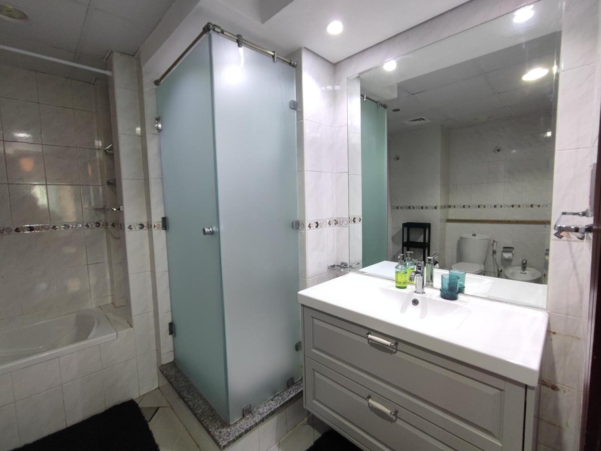 One Bedroom Apartment With Pool & Gym Near Marina ドバイ エクステリア 写真